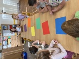vybrali jsme si barvičku a hledáme stejně barevné předměty ve třídě